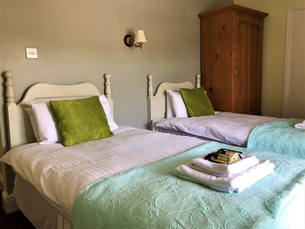 twin bed room at the anchor inn exebridge